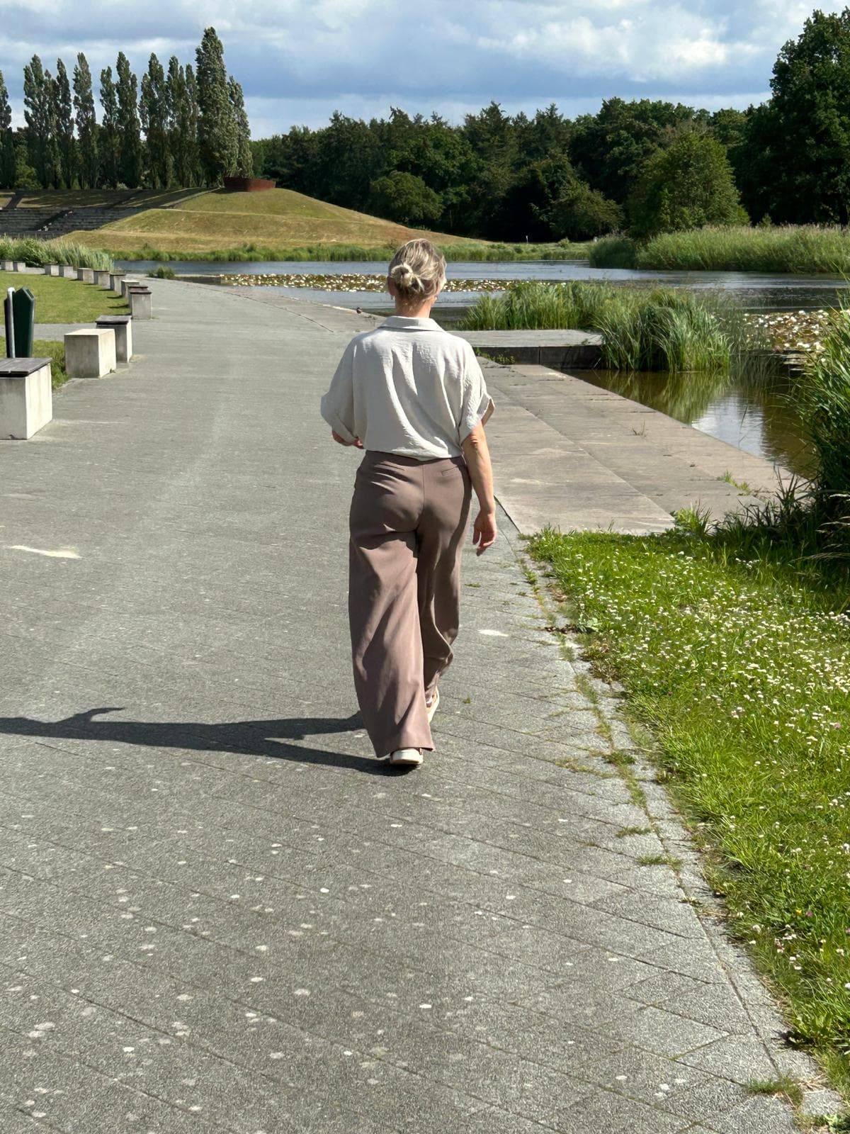 Vrouw wandelt langs het water